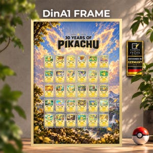 Può includere: Una cornice dorata DinA1 contenente un'esposizione commemorativa 30 Years of Pikachu con trenta carte collezionabili disposte in una griglia. Lo sfondo mostra un cielo al tramonto su un paesaggio montano con il testo 30 YEARS OF PIKACHU.