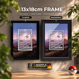 Può includere: Due cornici nere da 13x18cm che mostrano una carta collezionabile Charizard in una custodia trasparente con grafica estesa. Una cornice è etichettata Classic e l'altra Shadowbox. Testo: 13x18cm FRAME, RAHMEN + CARD CASE + EXTENDED ARTWORK, DESIGNED IN GERMANY.