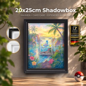 Könnte beinhalten: Ein 20x25cm großer schwarzer Schattenfugenrahmen mit einer Sammelkarte in einer Schutzhülle vor einem erweiterten tropischen Landschaftsbild mit Palmen, Wasserfall und bunten Blumen. Text enthalten: 20x25cm Shadowbox.