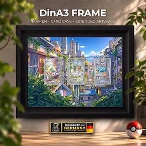 Könnte beinhalten: Ein schwarzer DinA3-Rahmen mit einem erweiterten Kunstdruck einer Stadtszene und drei mittig montierten, transparenten Kartenhüllen. Der Text DinA3 FRAME RAHMEN + CARD CASE + EXTENDED ARTWORK ist oben zu sehen, mit einem Logo am unteren Rand.