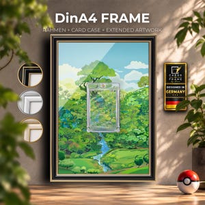 Könnte beinhalten: Ein schwarzer DinA4-Rahmen mit einer Landschaftsgrafik eines grünen Waldes mit Fluss und einem zentralen, durchsichtigen Kartenhalter. Das Display zeigt den Text DinA4 FRAME, RAHMEN + CARD CASE + EXTENDED ARTWORK sowie eine goldene Plakette mit der Aufschrift CARDS IN FRAME DESIGNED IN GERMANY.