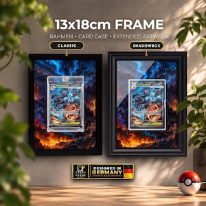 Può includere: Due cornici da 13x18cm che mostrano una carta collezionabile Mega-Charizard X in una custodia protettiva su uno sfondo vulcanico ardente. La cornice sinistra è etichettata Classic, quella destra Shadowbox, entrambe con illustrazioni estese.