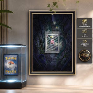Könnte beinhalten: Ein schwarz-goldener Bilderrahmen mit einer Sammelkarte mit rosa Figur, neben einer vertikalen Infotafel mit dem Text DinA4 BILDERRAHMEN, UV SCHUTZ, MAGENTIC CASE, MADE IN GERMANY sowie einer beleuchteten Vitrine für Sammelkarten.