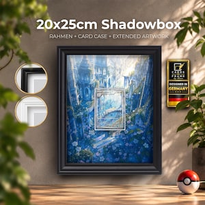 Può includere: Una cornice shadowbox nera da 20x25cm contenente una carta collezionabile Dragonair centrata su un'illustrazione estesa. Il display include una custodia per carte e il testo 20x25cm Shadowbox, RAHMEN + CARD CASE + EXTENDED ARTWORK.