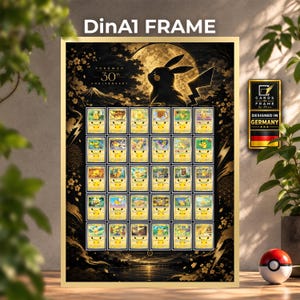 Può includere: Un poster DinA1 con cornice dorata che presenta un design Pokémon 30° anniversario in nero e oro. L'opera mostra la sagoma di Pikachu davanti a una luna piena, circondata da una griglia di trenta carte collezionabili Pikachu in esposizione.