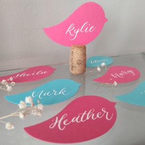 Dwergpapegaaien plaatskaarten/bruiloft plaatsnamen/plaatsinstellingen/unieke plaatskaarten/bruiloft naamkaarten/handgeschreven naamkaartjes/bruiloft kalligrafie
