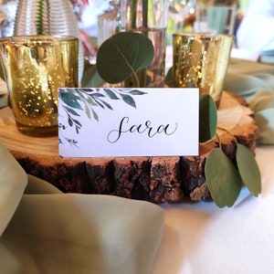 Tarjetas de lugar verdes/ Tarjetas de nombre de boda/ Caligrafía de boda/ Tarjetas de nombre plegadas en tienda/ Tarjetas de lugar simples/ Tarjetas de lugar escritas a mano / Nombre de lugar