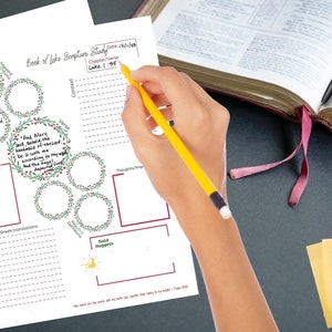 Könnte beinhalten: Ein druckbares Arbeitsblatt zum Studium des Lukasevangeliums in der Bibel. Das Arbeitsblatt zeigt ein Kranzdesign mit Kreisen für Notizen und ein Zitat aus der Bibel: "Gott segne dich, Maria, du hast Gnade gefunden bei Gott, und du wirst empfangen und einen Sohn gebären, und du sollst ihm den Namen Jesus geben."
