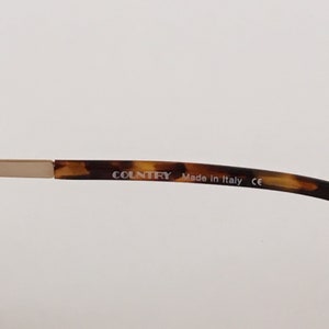 Puede incluir: Primer plano del interior de unas gafas de carey. Las patillas de las gafas est&aacute;n etiquetadas con "COUNTRY Made in Italy CE."