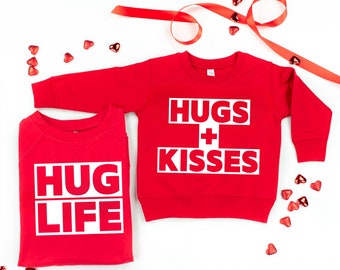 Umarmungen und Küsse - Kinderpullover | Valentine Pullover | Valentine Pullover für Kinder | Kid Valentine Shirt | Valentine Graphic Tee