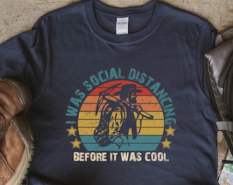 Divertida camiseta de gold panning, estaba distanciando socialmente antes de que fuera una camisa genial, gold hunter gift, gold prospecting, gold mining, dirt fishing