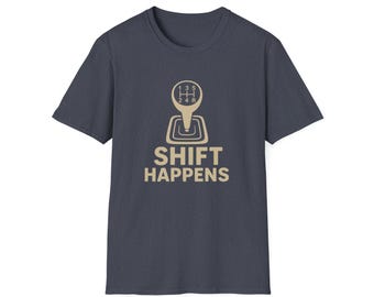 Pode incluir: Camiseta azul escuro com um gráfico bege de uma alavanca de câmbio e as palavras "SHIFT HAPPENS" impressas abaixo. O gráfico da alavanca de câmbio inclui os números 1, 2, 3, 4, 5 e R.