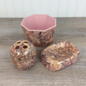 Ensemble de salle de bain rose vintage des années 1980, en céramique, en plastique et en papier mâché, savon plat, porte brosse à dents, rangement / Kitsch - décor rétro