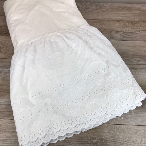 Vintage 80s White Eyelet Lace Bed Skirt, Dust Ruffle, Shabby Chic Bedding for Double Bed, Lace Ruffle Bed Skirt, Country Home, Cottage core