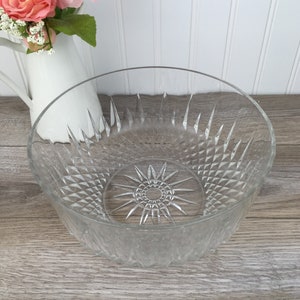 Vintage Arcoroc France Salad Bowl, Diamond Sunburst Pattern, Clear Glass Serving Bowl, French 80's Dinnerware, Pressed Glass, Fruit Display