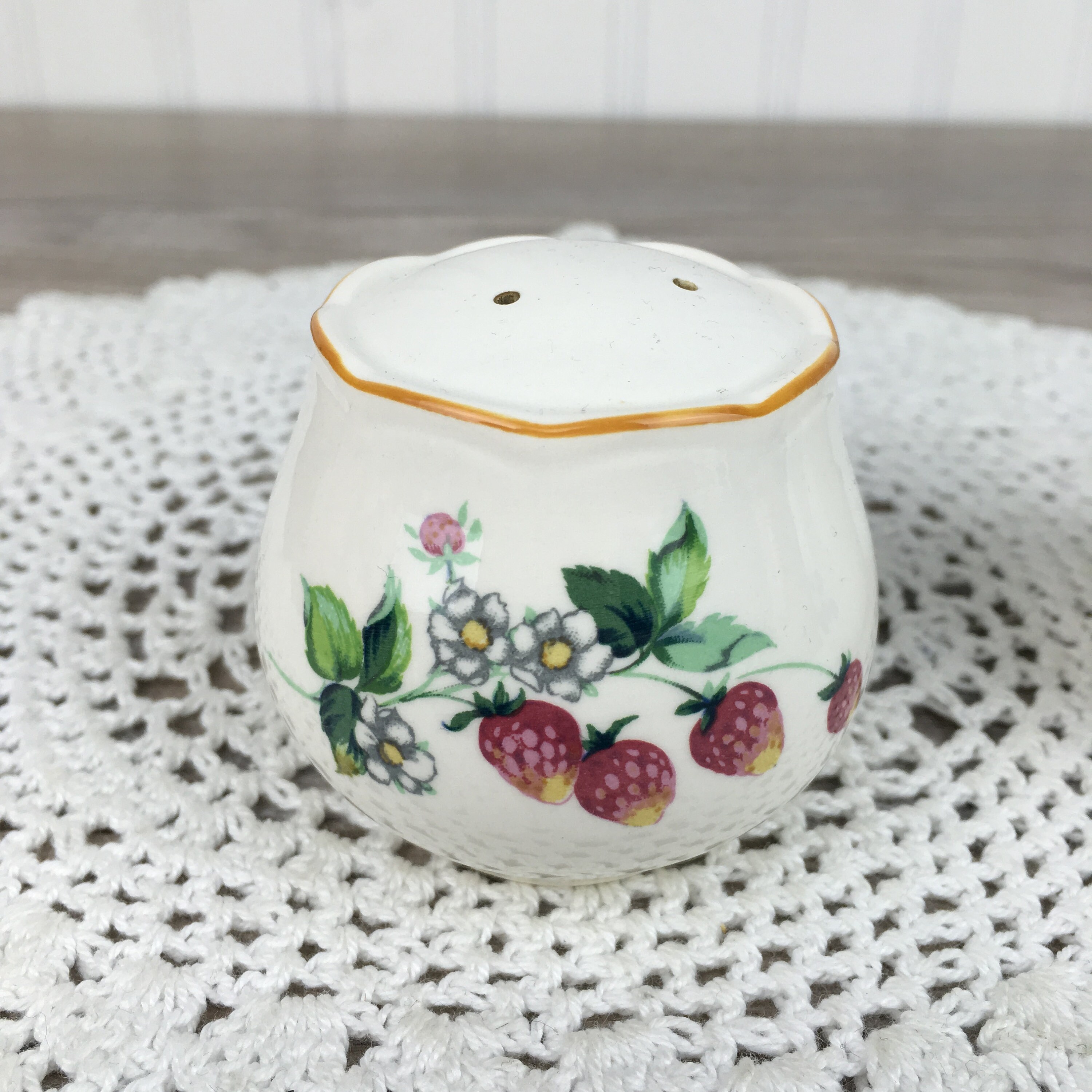 Vintage Salt Pepper Shaker Set, White Ceramic With Strawberries &  Blackberries Design, Salt and Pepper Shakers, Country Kitchen Decor, Japan  