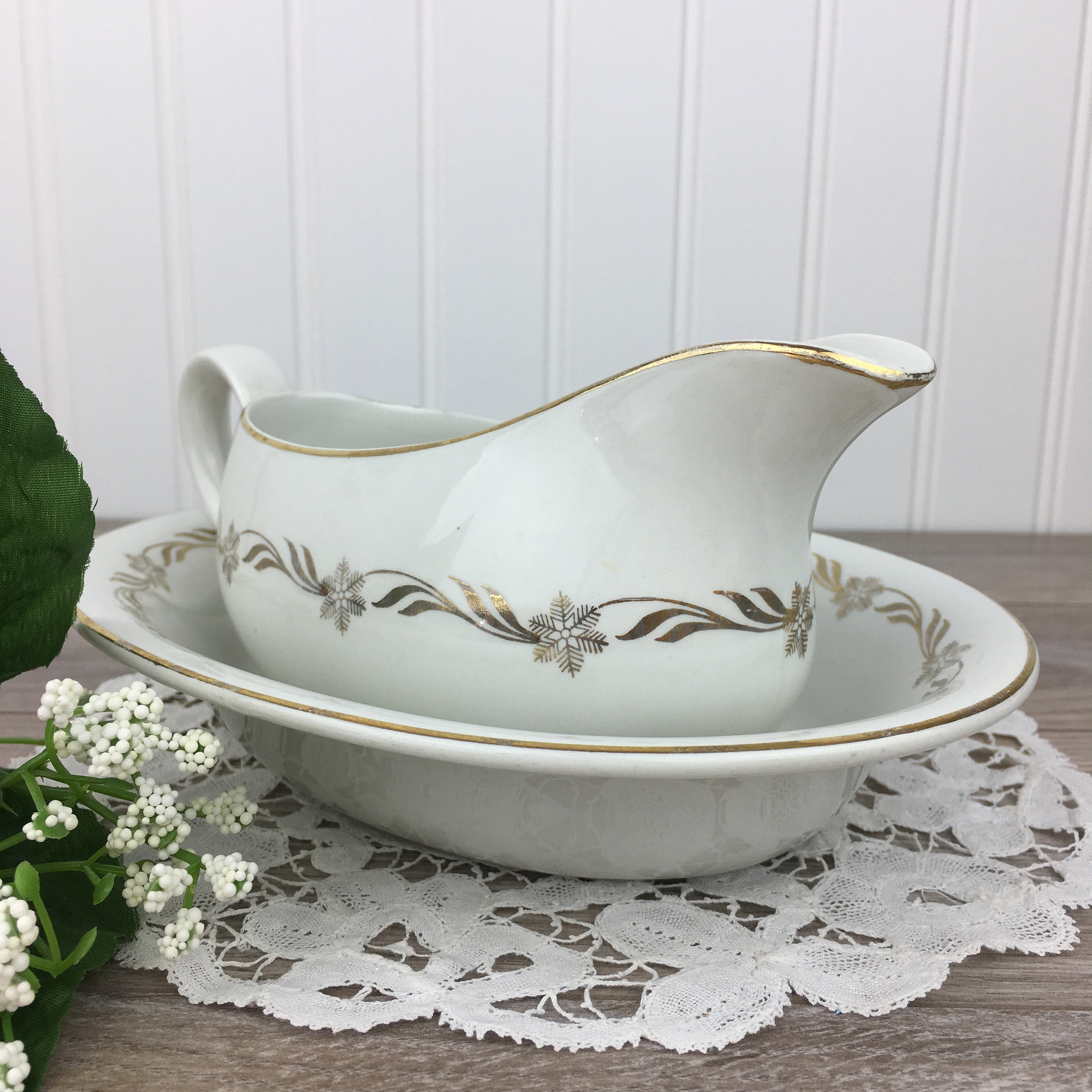 Vintage Christmas Gravy Boat & Bowl Gold Snowflake pattern, Regent Ridgway White Mist England, Mid-Century Tableware, Holiday Serving Dish