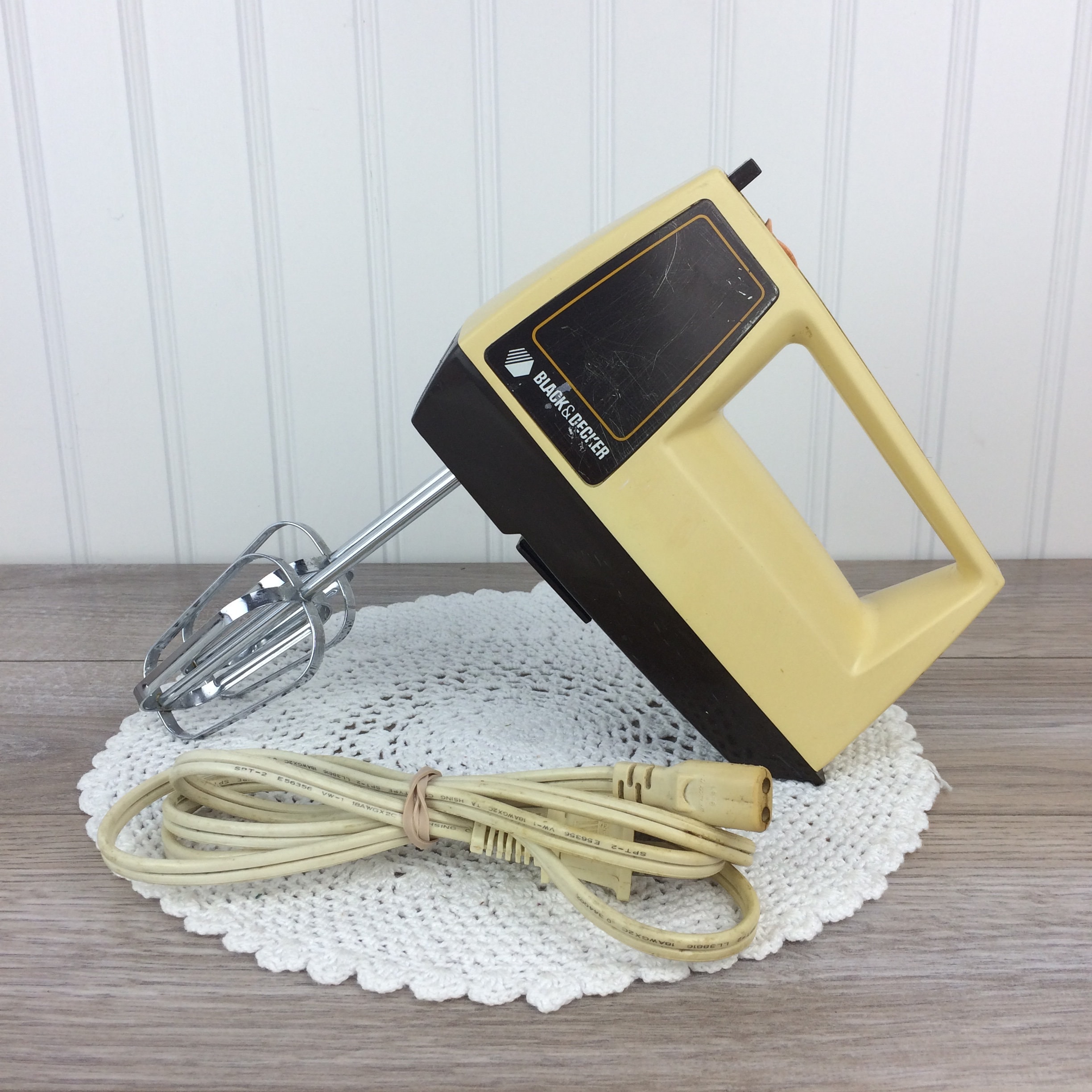 Vintage Electric Hand Mixer, Black & Decker 5 Speed Mixer, Retro Almond  Beige and Brown, Kitchenware, Baking, Kitchen Appliances 