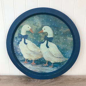 Vintage White Goose in Snow Round Tray, Decorative Tin Tray, White Goose w/ Blue Bows, Retro 80s Country Kitchen, Christmas Snow, Wall Decor