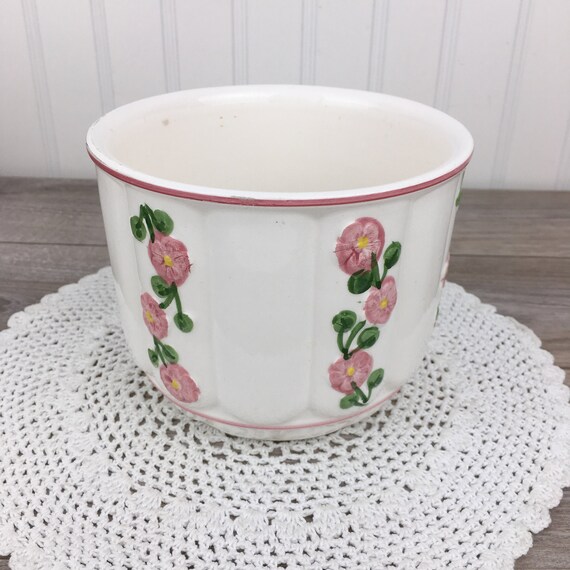 This item is a vintage Pfaltzgraff ceramic planter in the Tea Rose
