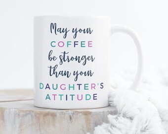 Caneca de café divertida para a mãe: "Que seu café seja mais forte que a atitude da sua filha!", com frase sarcástica. Presente perfeito para mães de meninas.