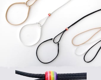 Op de afbeelding: Drie verschillende hondenriemen met een regenboogkraal accent. De riemen zijn gemaakt van leer, nylon en een combinatie van beide. De riemen zijn in bruin, wit en zwart.