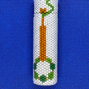 Puede incluir: Un estuche cilíndrico con cuentas con un fondo blanco y un diseño central. El diseño presenta un tallo naranja y detalles verdes, que se asemejan a una planta estilizada. El estuche está sobre un fondo azul.