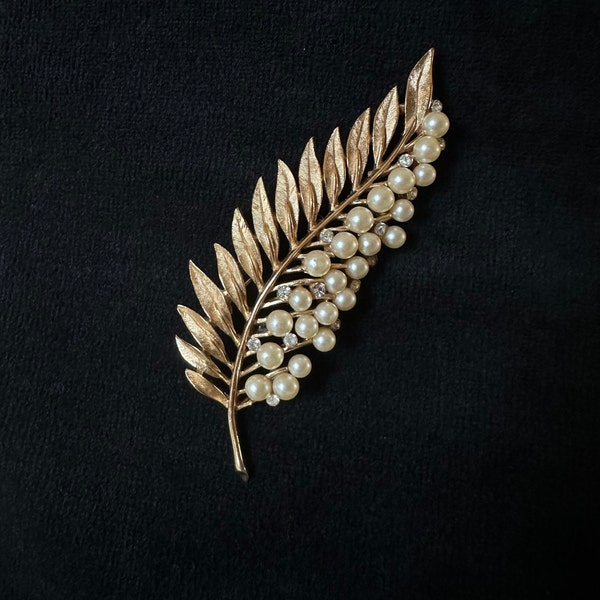 Importante spilla Trifari motivo floreale in trifanium dorato satinato perle e strass anni ‘60
