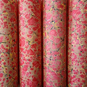 Papier marbré rouge fait main : Ebru Art, page de garde pour reliure (49,5 x 34,5 cm)