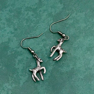 Pendientes de ciervo bebé, tono plateado antiguo