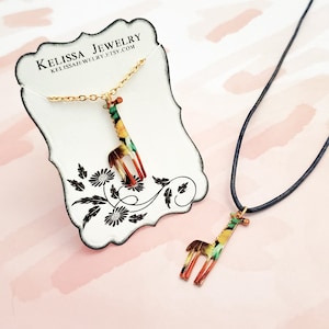 Collar de jirafa, colgante de jirafa esmaltado de colores, inicial personalizada, piedra de nacimiento Preciosa