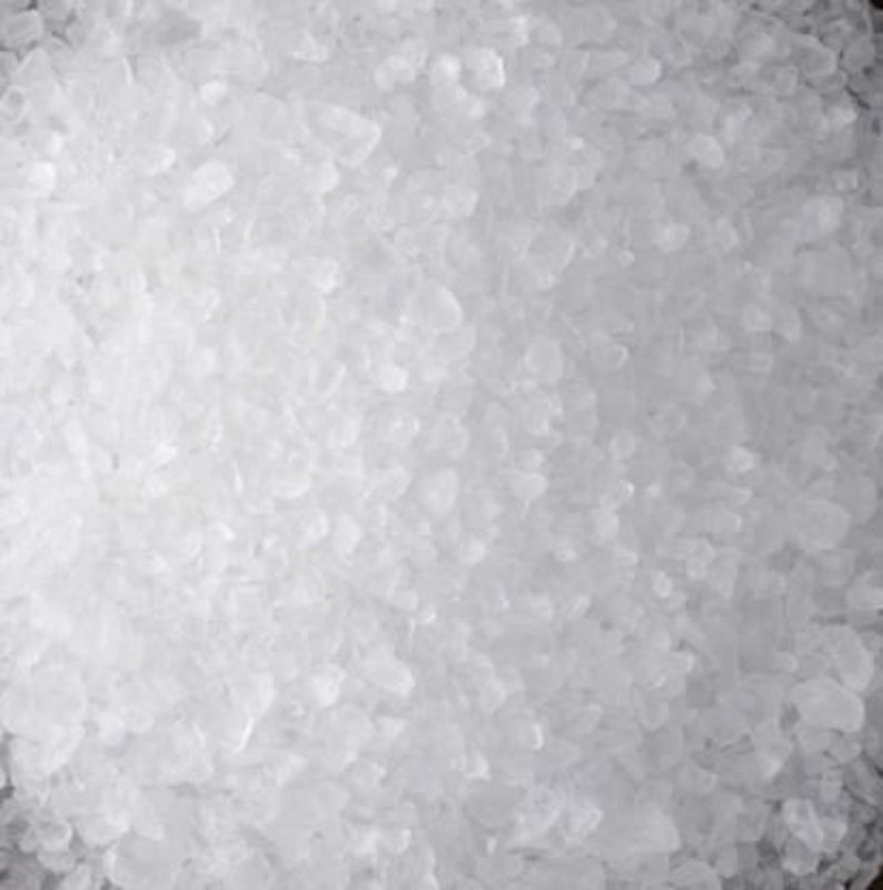 以下が含まれることがあります： 白い粗い塩の結晶の山をクローズアップした写真です。