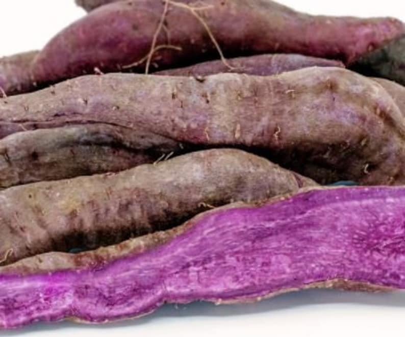 Puede incluir: Primer plano de varias batatas moradas, algunas con la piel retirada para revelar la pulpa morada vibrante.