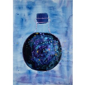 Op de afbeelding: Een aquarel schilderij van een donkerblauwe glazen fles met een galaxy-achtig ontwerp erin. De fles is omgeven door een lichtblauwe achtergrond met kleine gele en paarse stippen.