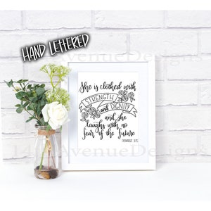 Puede incluir: Arte de pared imprimible en blanco y negro con una cita escrita a mano: "Ella est&aacute; vestida de fuerza y dignidad, y se r&iacute;e sin temor al futuro." La cita es de Proverbios 31:25 y est&aacute; rodeada de dise&ntilde;os florales.