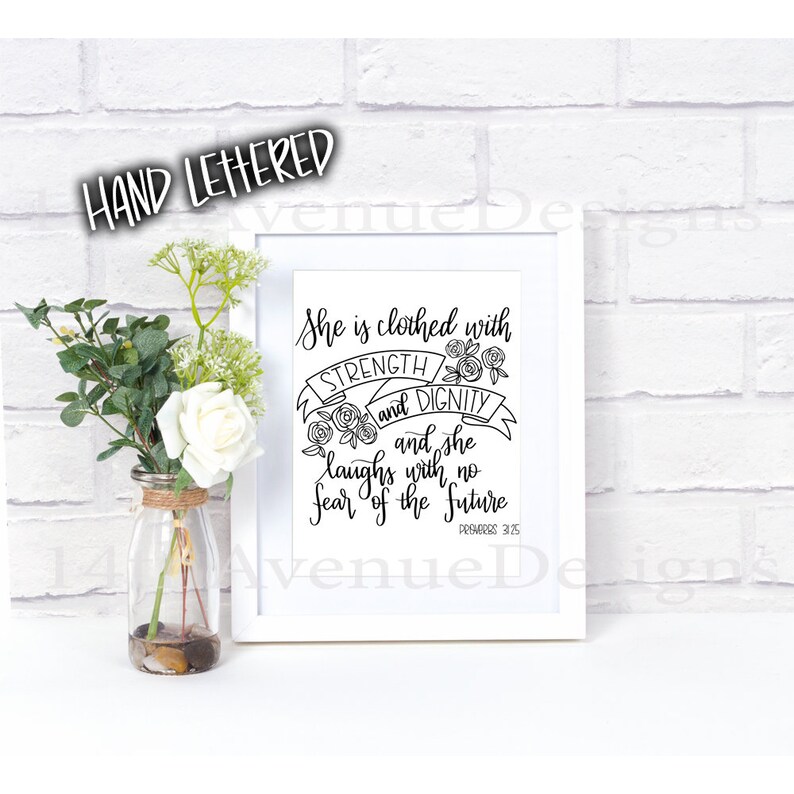 Puede incluir: Arte de pared imprimible en blanco y negro con una cita escrita a mano: "Ella est&aacute; vestida de fuerza y dignidad, y se r&iacute;e sin temor al futuro." La cita es de Proverbios 31:25 y est&aacute; rodeada de dise&ntilde;os florales.