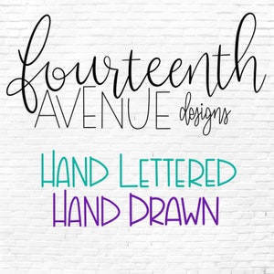 Puede incluir: Texto en blanco y negro sobre un fondo de pared de ladrillo blanco. El texto dice "fourteenth AVENUE designs" en una fuente manuscrita. Debajo del texto, "HAND LETTERED" est&aacute; escrito en verde azulado y "HAND DRAWN" est&aacute; escrito en morado.