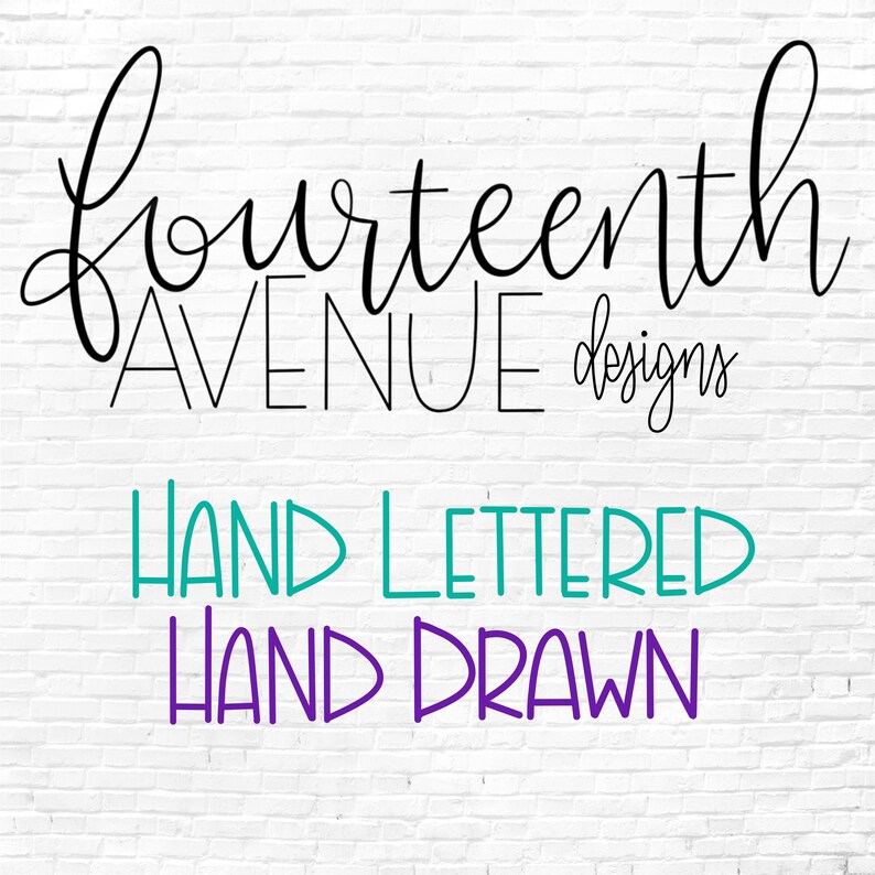 Puede incluir: Texto en blanco y negro sobre un fondo de pared de ladrillo blanco. El texto dice "fourteenth AVENUE designs" en una fuente manuscrita. Debajo del texto, "HAND LETTERED" est&aacute; escrito en verde azulado y "HAND DRAWN" est&aacute; escrito en morado.