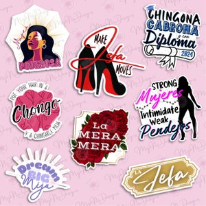 Pode incluir: Nove autocolantes coloridos com texto em espanhol. Os autocolantes apresentam uma mulher com uma coroa, um sapato de salto alto, uma rosa, uma silhueta de mulher e o texto "Chingo Cabrona Diploma", "Make Jefa Moves", "La Mera Mera", "Strong Mujeres Intimidate Weak Pendejos", "Put Your Hair In A Chongo Ya Chingarle Mija", "Dream Big Mija", e "La Jefa".