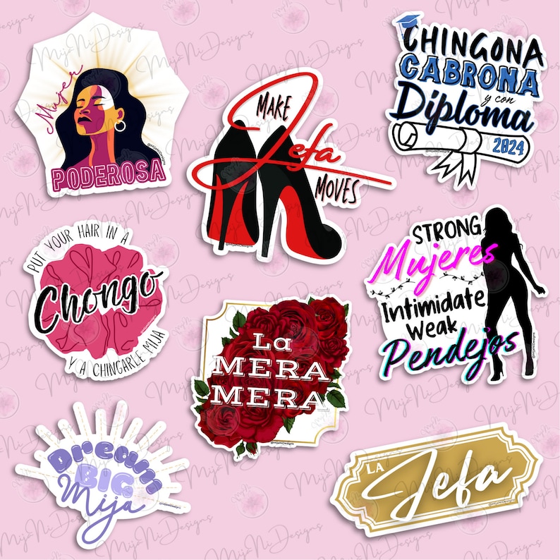 Pode incluir: Nove autocolantes coloridos com texto em espanhol. Os autocolantes apresentam uma mulher com uma coroa, um sapato de salto alto, uma rosa, uma silhueta de mulher e o texto "Chingo Cabrona Diploma", "Make Jefa Moves", "La Mera Mera", "Strong Mujeres Intimidate Weak Pendejos", "Put Your Hair In A Chongo Ya Chingarle Mija", "Dream Big Mija", e "La Jefa".