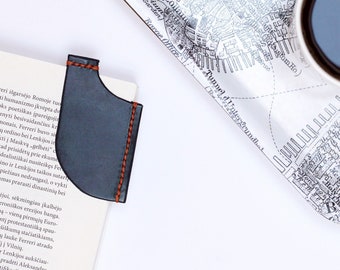 Marque-page bleu pour les amoureux du livre en cuir naturel fait à la main