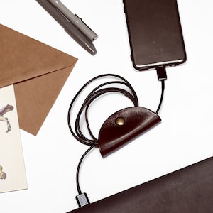 Organisateur d&#39;écouteurs ou de cordons en cuir naturel marron pour les amateurs de technologie pour organiser leur bureau