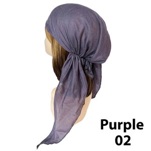 Puede incluir: Pa&ntilde;uelo de cabeza morado atado en un nudo en la parte posterior de la cabeza. El pa&ntilde;uelo est&aacute; hecho de una tela suave y ligera.