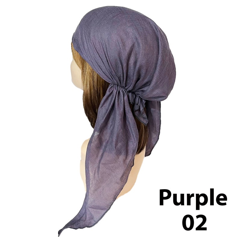 Puede incluir: Pa&ntilde;uelo de cabeza morado atado en un nudo en la parte posterior de la cabeza. El pa&ntilde;uelo est&aacute; hecho de una tela suave y ligera.