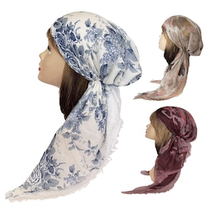 Könnte beinhalten: Drei Kopftücher auf Schaufensterpuppenköpfen. Eines ist weiß mit blauem Blumenmuster, eines hat einen beigen und braunen Blumendruck und eines ist dunkelburgunderrot mit einem dunklen Paisleymuster. Jedes Tuch hat lange, gebundene Enden.