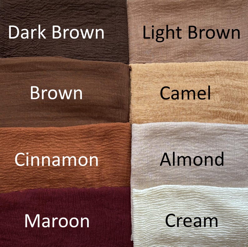Op de afbeelding: Een raster van acht stoffen stalen met een gekreukte textuur, gelabeld met de kleuren Dark Brown, Light Brown, Brown, Camel, Cinnamon, Almond, Maroon en Cream. Elke staal toont een afzonderlijke tint bruin, beige of gebroken wit in een raster.