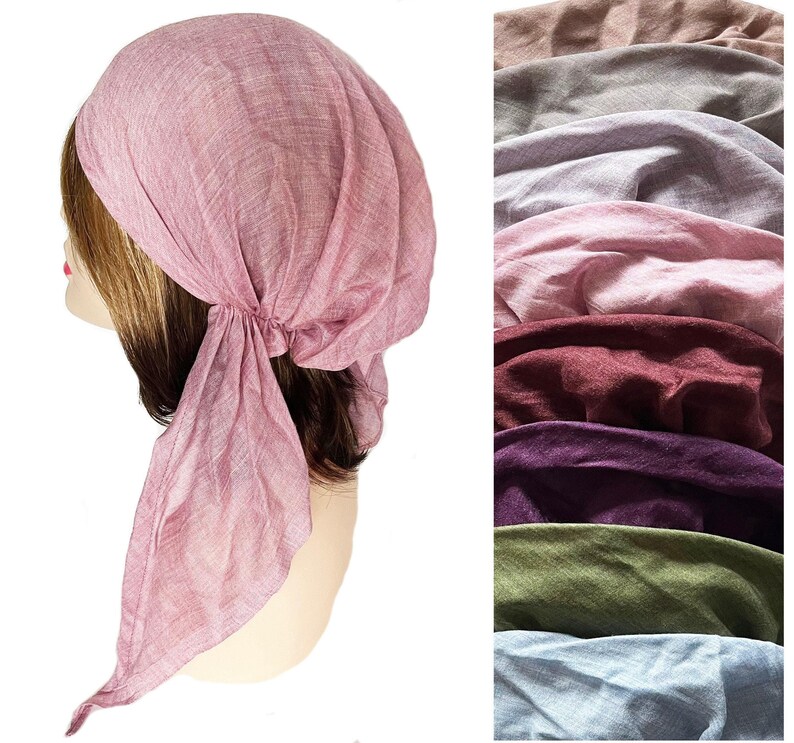 Puede incluir: Un pa&ntilde;uelo de cabeza de algod&oacute;n ligero de color rosa con una cola larga. El pa&ntilde;uelo est&aacute; atado en la parte posterior de la cabeza y la cola cuelga hacia abajo. El pa&ntilde;uelo se muestra en varios colores.