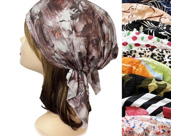 Puede incluir: Un pañuelo para la cabeza con un estampado floral en marrón y blanco atado en la parte posterior. El pañuelo se muestra en una cabeza de maniquí. Una columna vertical a la derecha muestra una variedad de otros pañuelos con distintos diseños.