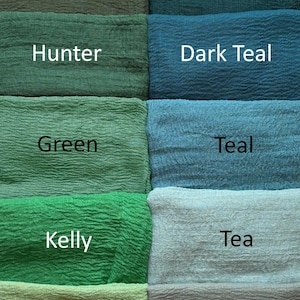 Op de afbeelding: Een raster van tien stoffen stalen met een gekreukte textuur, gelabeld met de kleurnamen: Olive, Forest, Hunter, Dark Teal, Green, Teal, Kelly, Tea, Pistachio en Moss. Elke staal toont een verschillende tint groen of blauwgroen.