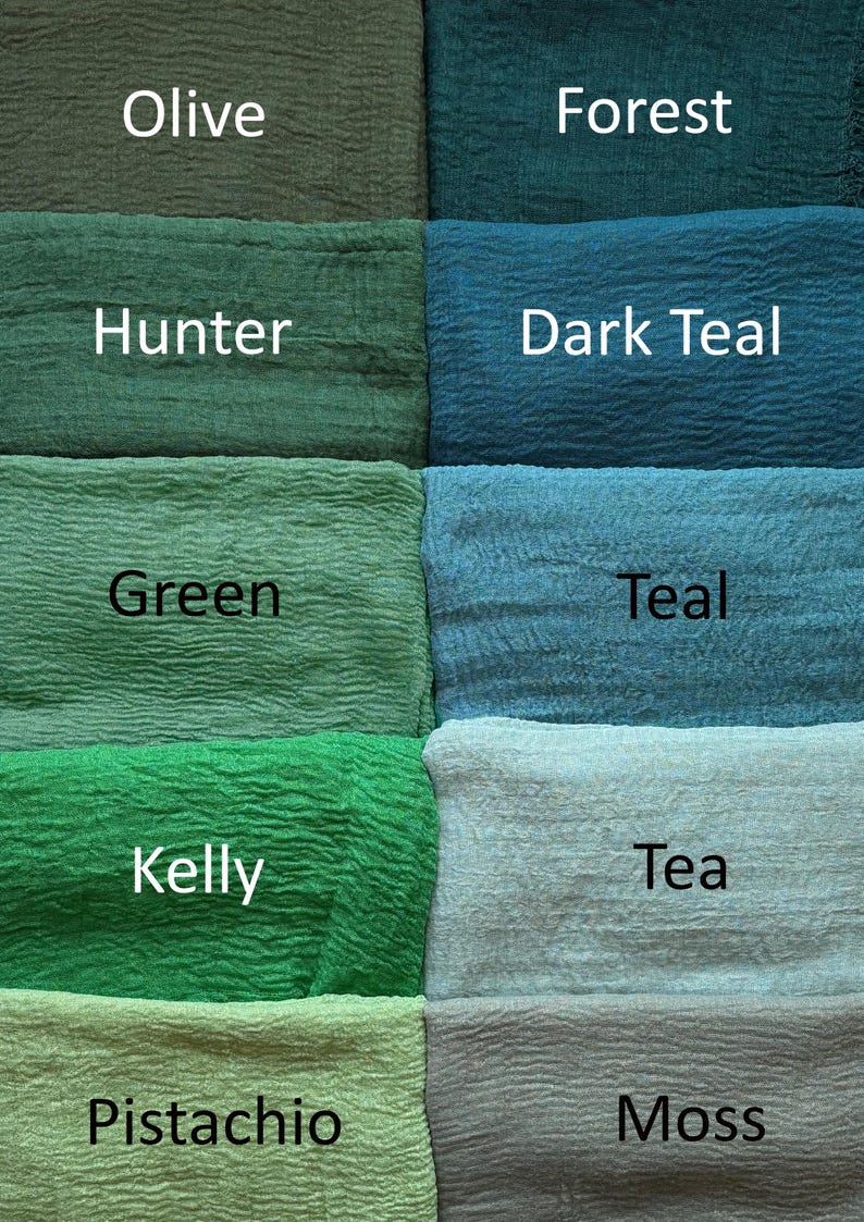 Op de afbeelding: Een raster van tien stoffen stalen met een gekreukte textuur, gelabeld met de kleurnamen: Olive, Forest, Hunter, Dark Teal, Green, Teal, Kelly, Tea, Pistachio en Moss. Elke staal toont een verschillende tint groen of blauwgroen.